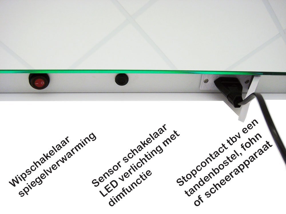 Spiegel met aan de onderzijde (uit het directe zicht) een stopcontact sensorschakelaar (verlichting) en wipschakelaar (verwarming)
