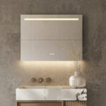 Moderne, strakke badkamer spiegel, uitgevoerd met een digitale klok, verlichting en spiegelverwarming
