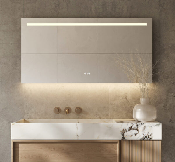 Fraaie design badkamer spiegel, uitgevoerd met met handige opties, zoals: verlichting, verwarming, digitale klok en sensor met dimfunctie