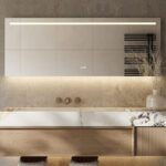 Luxe badkamerspiegel, uitgevoerd met dimbare verlichting, een digitale klok en spiegelverwarming