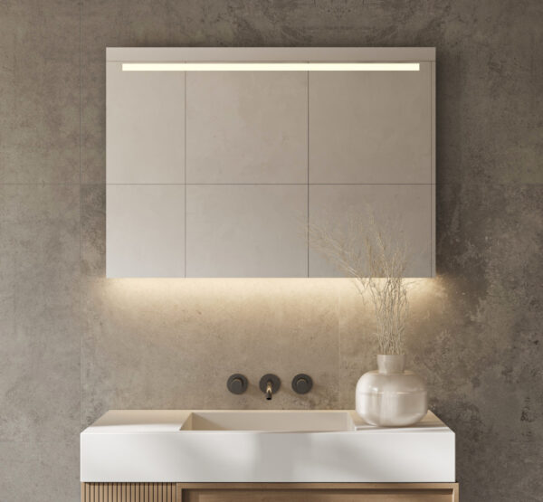 Deze stijlvolle, strakke badkamer spiegel is van alle gemakken voorzien, zoals verlichting, spiegelverwarming en een sensor schakelaar met dimfunctie