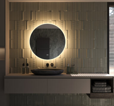 Le miroir est livré entièrement prêt à être raccordé et se fixe facilement au mur à l'aide des instructions et du matériel d'accrochage fournis.