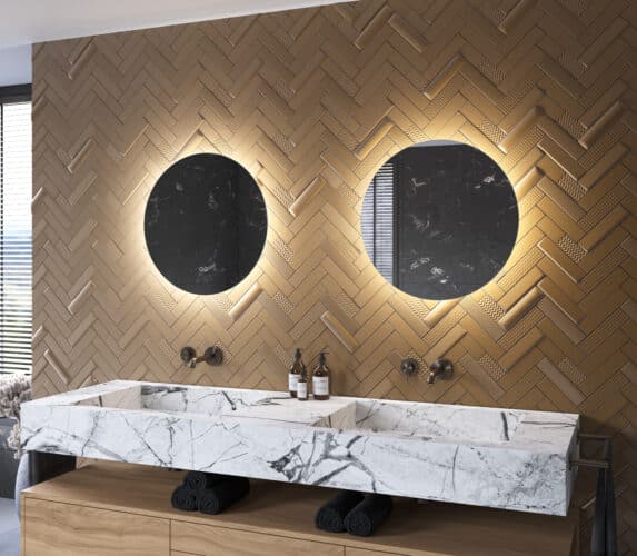 De indirecte verlichting schijnt sfeervol vanachter de spiegel over de wand. De directe verlichting zorgt voor praktisch licht in het gezicht