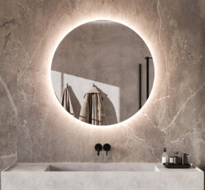 Ronde badkamer spiegel met led verlichting op grijze tegel