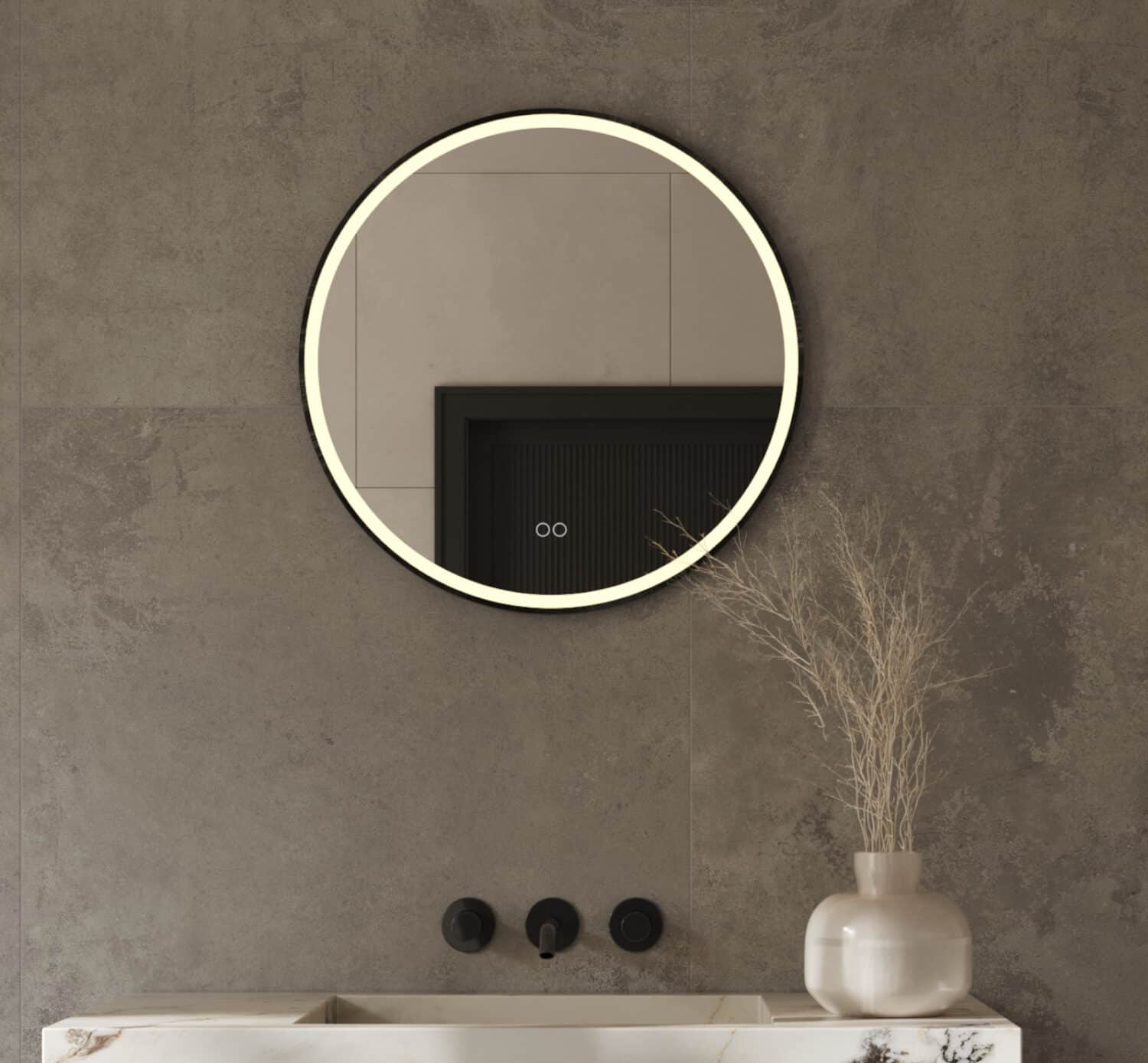 Stijlvolle 60 cm ronde spiegel, uitgevoerd met een mat zwarte frame, verlichting, spiegelverwarming en een dubbele touch schakelaar
