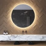 Deze 100 cm ronde badkamer spiegel is van alle gemakken voorzien, zoals: ambient verlichting, spiegelverwarming, dimfunctie en instelbare lichtkleur