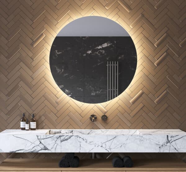 Deze 100 cm ronde badkamer spiegel is van alle gemakken voorzien, zoals: ambient verlichting, spiegelverwarming, dimfunctie en instelbare lichtkleur