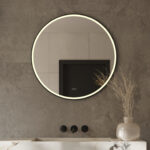 Stijlvolle 80 cm ronde spiegel, uitgevoerd met een mat zwarte frame, verlichting, spiegelverwarming en een dubbele touch schakelaar