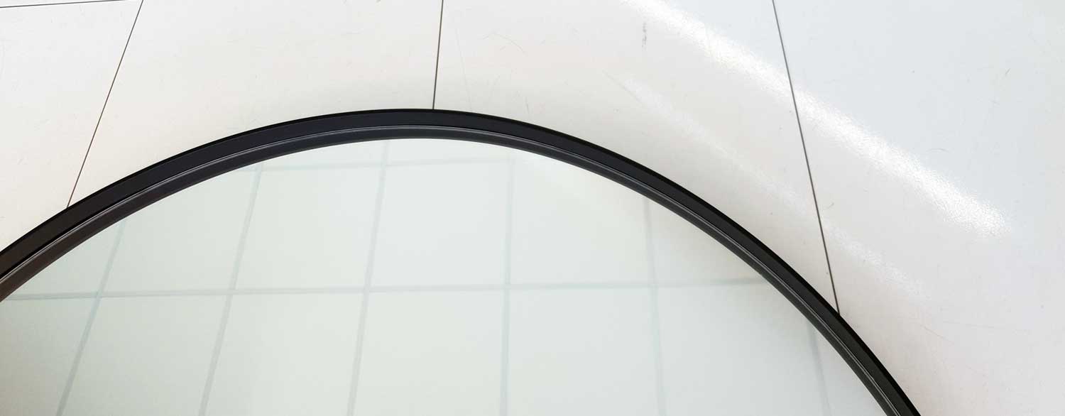 Het metalen frame is mat zwart gepoedercoat. Deze coating is geschikt voor gebruik in de badkamer.