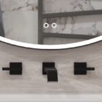 Uitgevoerd met een dubbele touch schakelaar in het spiegelglas; linker touch knop voor het gelijktijdig in- en uitschakelen van de verlichting en de verwarming, inclusief geïntegreerde dimfunctie voor de verlichting, rechter touch knop om traploos de gewenste kleur van de verlichting in te stellen