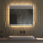 Deze praktische en fraaie 80 cm brede spiegel voor in de badkamer is van alle gemakken voorzien, zoals: geïntegreerde verlichting en verwarming, dimfunctie, instelbare lichtkleur en dubbele touch bediening