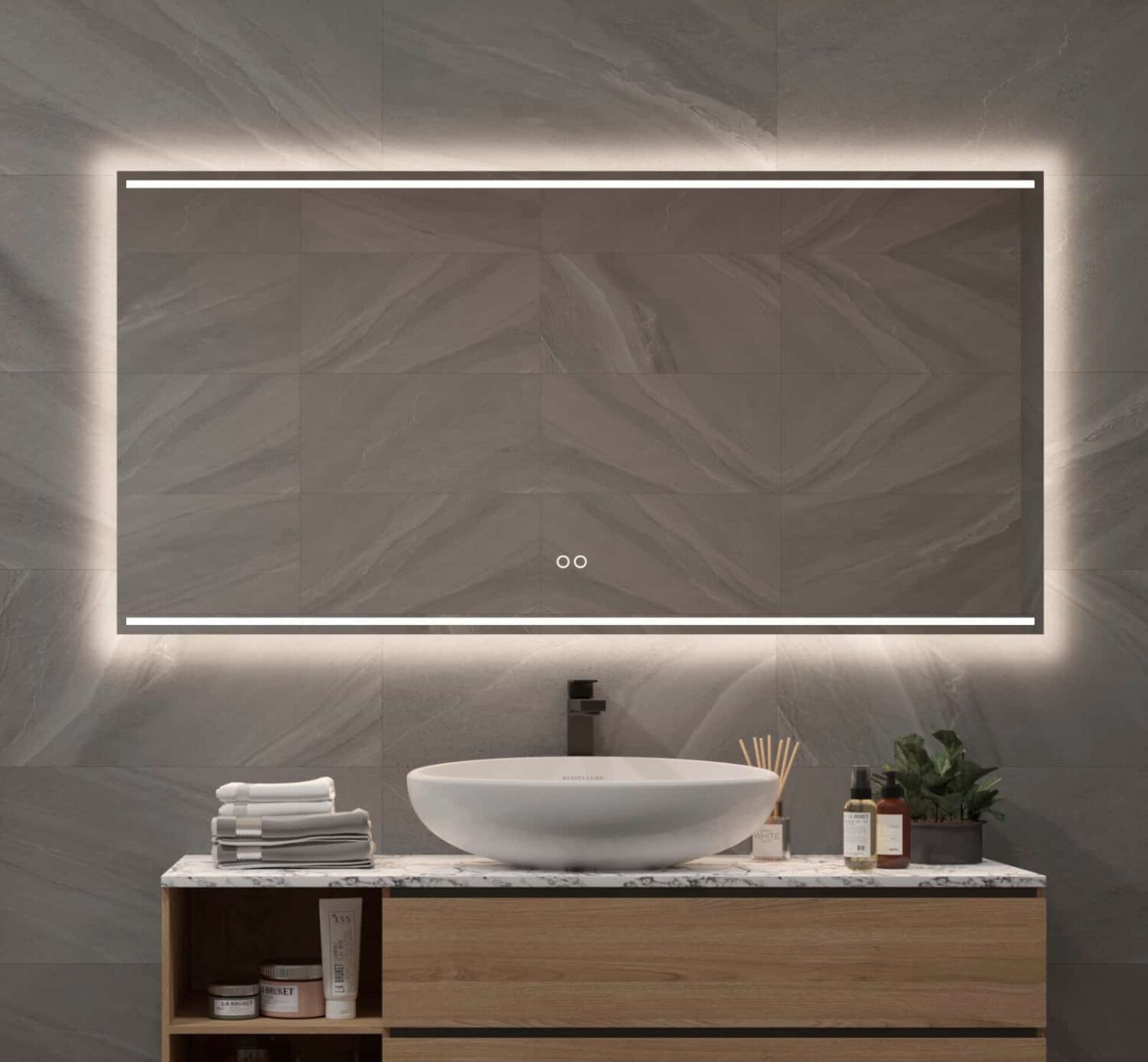 Badkamer spiegel met fraaie designer verlichting, spiegelverwarming en dubbele touch knop met dimfunctie en instelbare lichtkleur