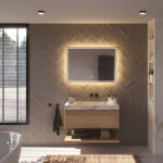 Deze fraaie badkamer spiegel met directe en indirecte verlichting is 100 cm breed, 70 cm hoog en slechts 3 cm diep