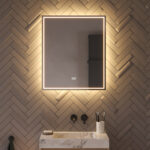 Deze trendy, rechthoekige badkamer spiegel is van alle gemakken voorzien, zoals: verlichting, spiegelverwarming, dimfunctie en een instelbare lichtkleur