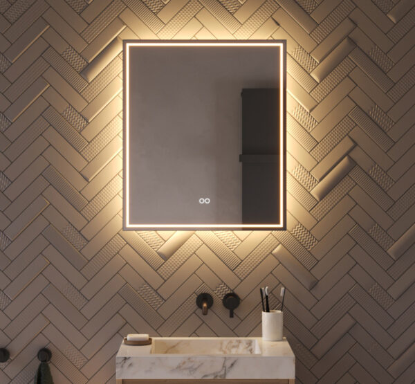 Deze trendy, rechthoekige badkamer spiegel is van alle gemakken voorzien, zoals: verlichting, spiegelverwarming, dimfunctie en een instelbare lichtkleur