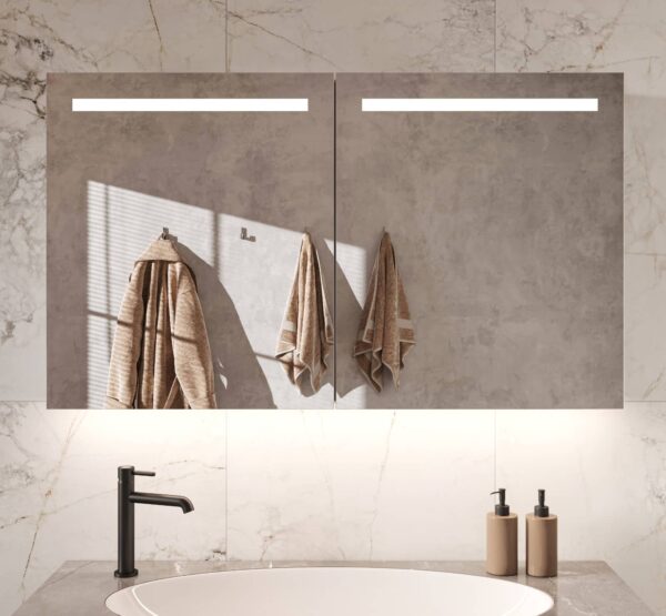 Populair model spiegelkast, uitgevoerd met verlichting, spiegelverwarming en 2 geaarde stopcontacten. Kortom, een echte eyecatcher!