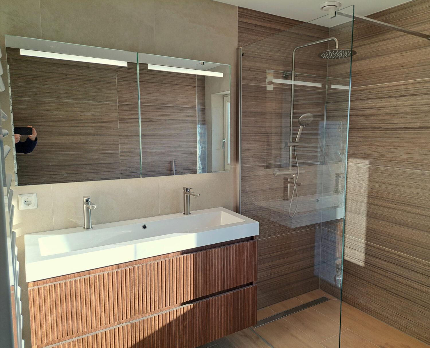 120 cm spiegelkast op zandkleurige tegel