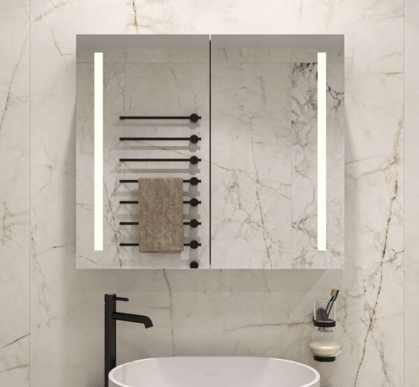 Luxe aluminium badkamer spiegelkast, uitgevoerd met verlichting, spiegelverwarming en 2 geaarde stopcontacten