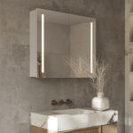 Luxe aluminium badkamer spiegelkast, uitgevoerd met verlichting, spiegelverwarming en 2 geaarde stopcontacten