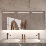 160 cm brede design spiegelkast voor in de badkamer, uitgevoerd met geïntegreerde verwarming en verlichting in de deuren en aan de onderzijde van de spiegelkast