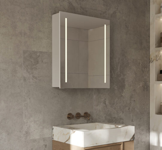 Deze 1 deurs badkamer spiegelkast is van alle gemakken voorzien, zoals: geïntegreerde verlichting en spiegelverwarming in de deur, een geaard stopcontact met USB, een geïntegreerde make-up spiegel en een sensor schakelaar