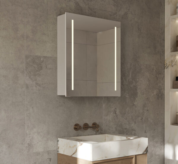 Deze 1 deurs badkamer spiegelkast is van alle gemakken voorzien, zoals: geïntegreerde verlichting en spiegelverwarming in de deur, een geaard stopcontact met USB, een geïntegreerde make-up spiegel en een sensor schakelaar