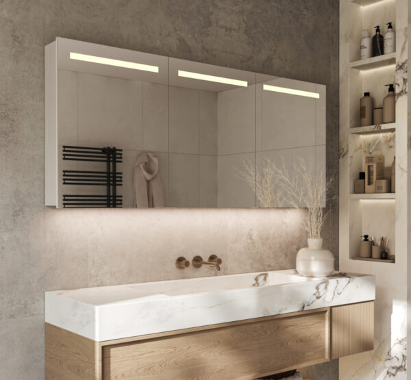 Fraaie alu badkamer spiegelkast, uitgevoerd met geïntegreerde directe verlichting in de deuren en indirecte sfeerverlichting aan de onderzijde.