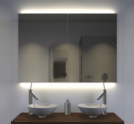 Strakke badkamer spiegelkast met sfeervolle indirecte verlichting onder en boven