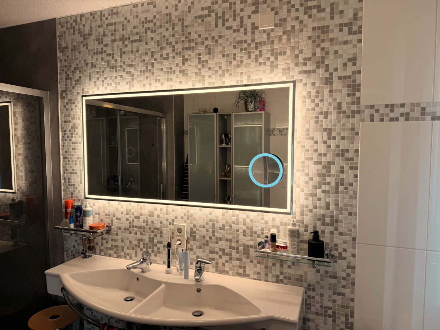 Grote badkamer spiegel op mozaïek wand