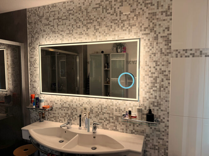 Grote badkamer spiegel op mozaïek wand