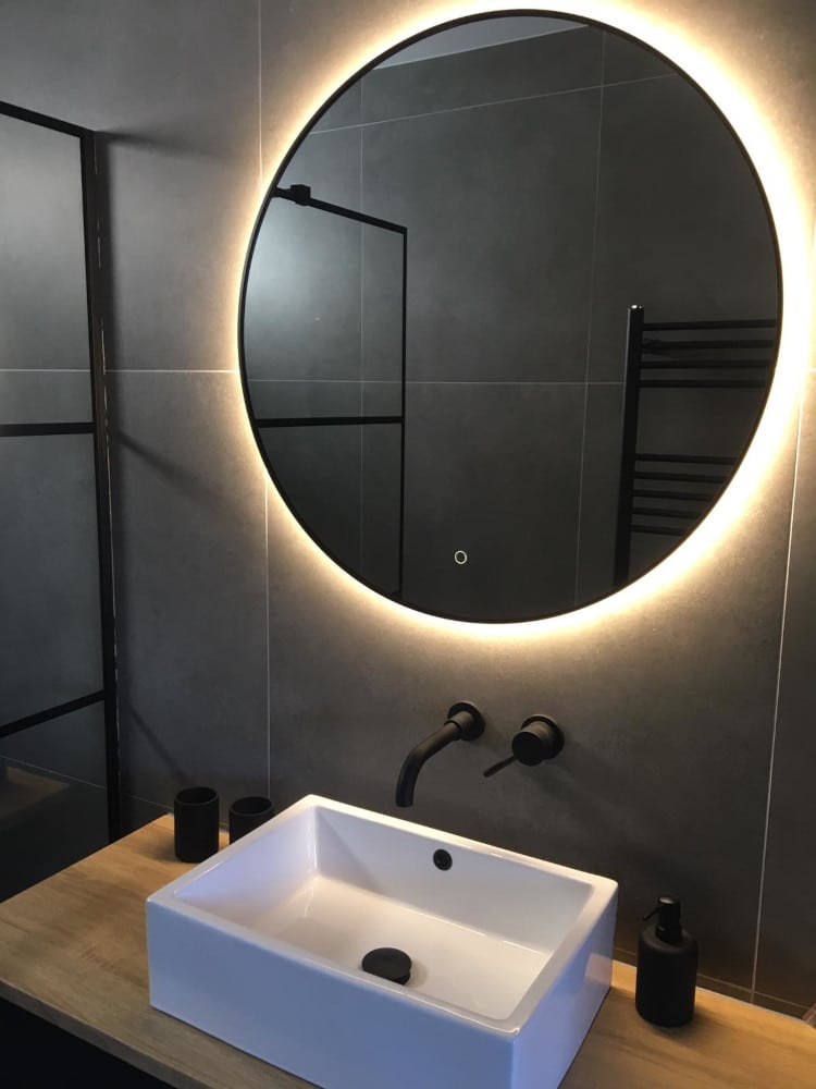 led verlichting boven spiegel badkamer met