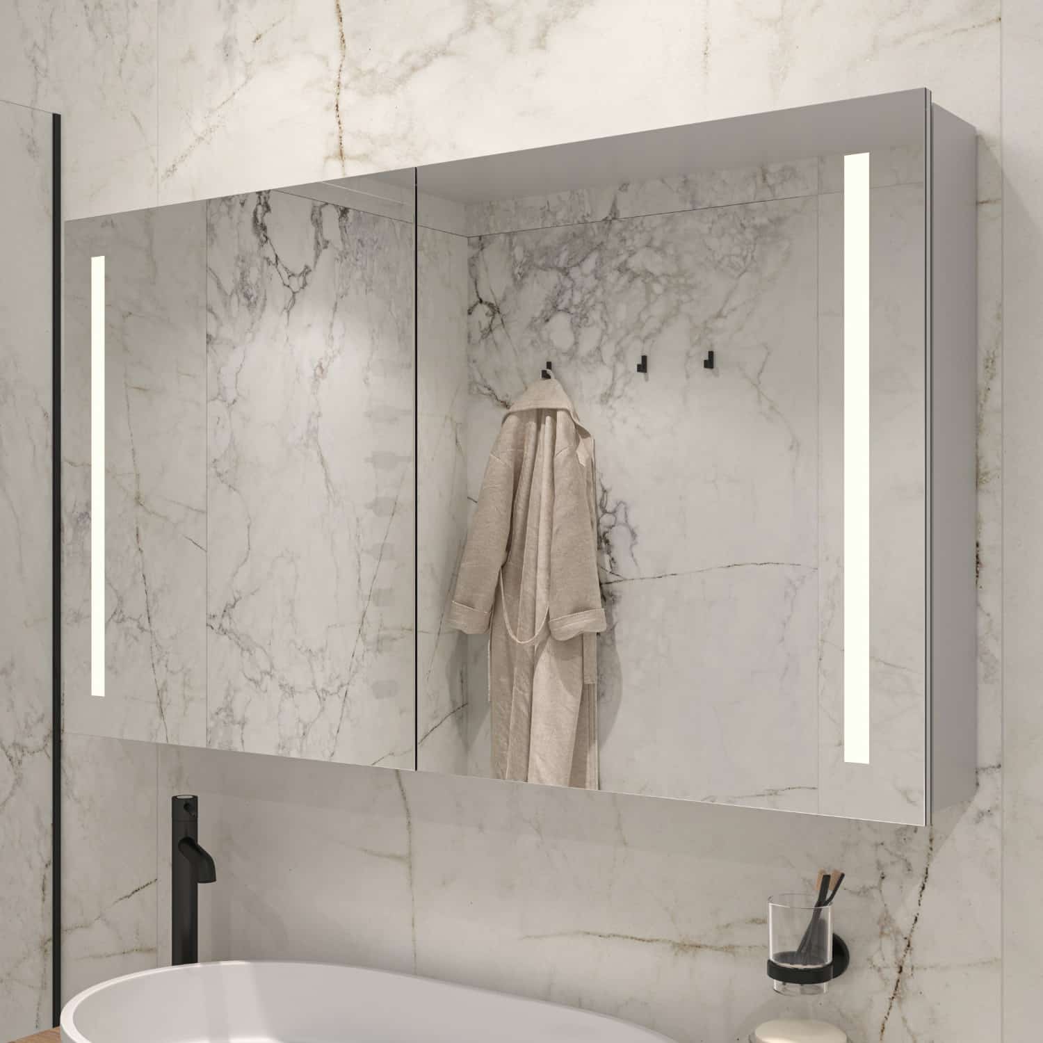 Bij deze aluminium spiegelkast is zowel de verlichting als de verwarming volledig in de deuren geïntegreerd