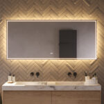 Fraaie brede badkamerspiegel met dimbare verlichting, verwarming en dubbele touch sensor voor onder andere het instellen van de gewenste lichtkleur, handig!