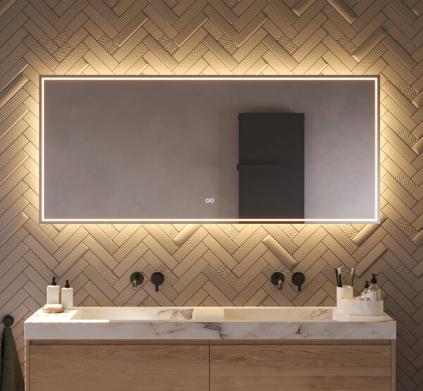 Fraaie brede badkamerspiegel met dimbare verlichting, verwarming en dubbele touch sensor voor onder andere het instellen van de gewenste lichtkleur, handig!