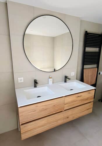 Zwarte badkamer spiegel op beige tegel wand