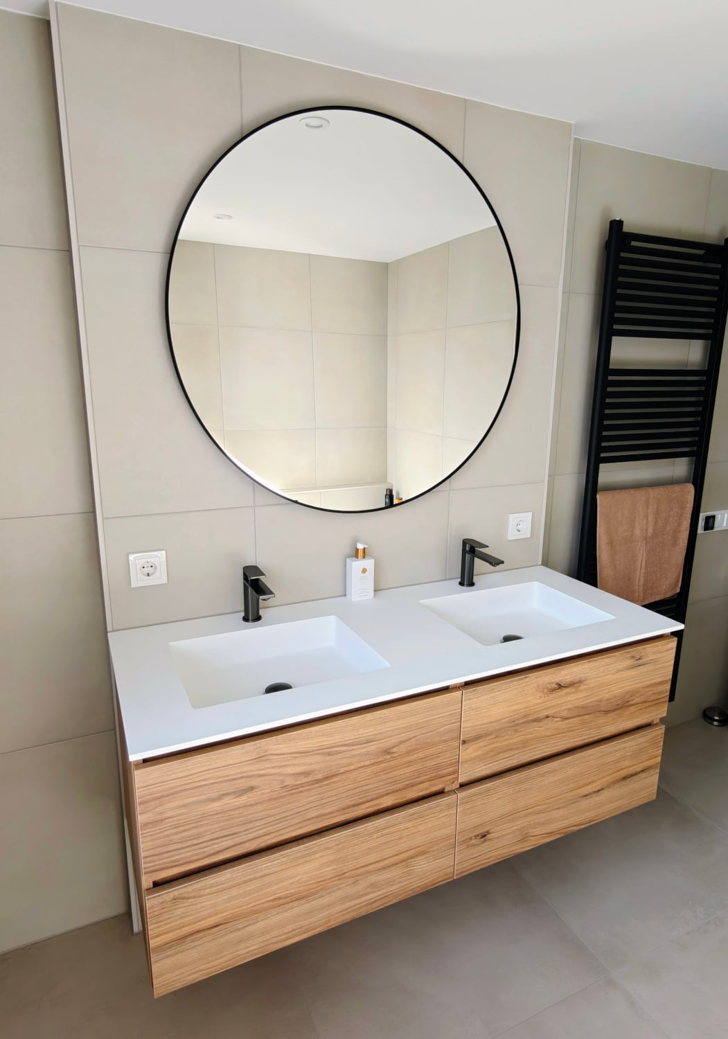 Zwarte badkamer spiegel op beige tegel wand