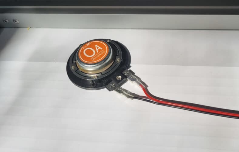 Met bv je telefoon stream je eenvoudig jouw muziek naar de 2 ingebouwde HiFi speakers achter de spiegel