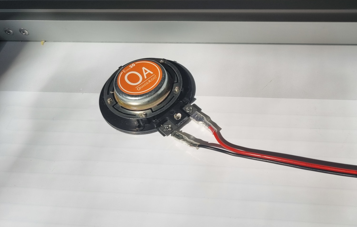 Met bv je telefoon stream je eenvoudig jouw muziek naar de 2 ingebouwde HiFi speakers achter de spiegel
