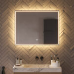 Deze populaire, rechthoekige badkamer spiegel is van alle gemakken voorzien, zoals: verlichting, spiegelverwarming, dimfunctie en een instelbare lichtkleur
