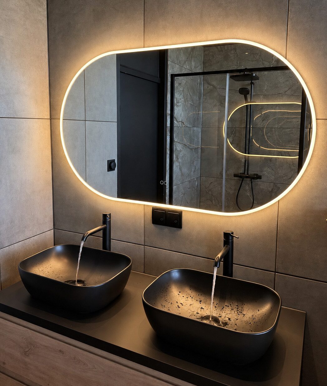 Mirroir rond pour salle de bains sur fond de carreaux gris foncé