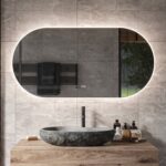 Deze trendy ovale badkamer spiegel is van alle gemakken voorzien, zoals: dimbare verlichting, verwarming en instelbare lichtkleur