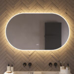 Deze trendy ovale spiegel voor in de badkamer is van alle gemakken voorzien, zoals: geïntegreerde verlichting en verwarming, dimfunctie, instelbare lichtkleur en dubbele touch bediening