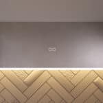 Uitgevoerd met een dubbele touch schakelaar in het spiegelglas; linker touch knop voor het gelijktijdig in- en uitschakelen van de verlichting en de verwarming, inclusief geïntegreerde dimfunctie voor de verlichting, rechter touch knop om traploos de gewenste kleur van de verlichting in te stellen