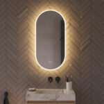 Deze smalle ovale spiegel voor in de badkamer is van alle gemakken voorzien, zoals: geïntegreerde verlichting en verwarming, dimfunctie, instelbare lichtkleur en dubbele touch bediening