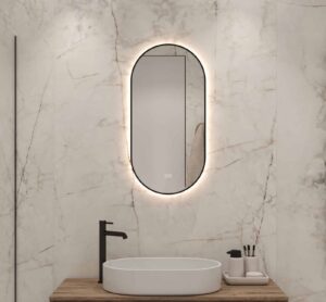 Trendy verticale spiegel met zwart frame, verlichting en spiegelverwarming