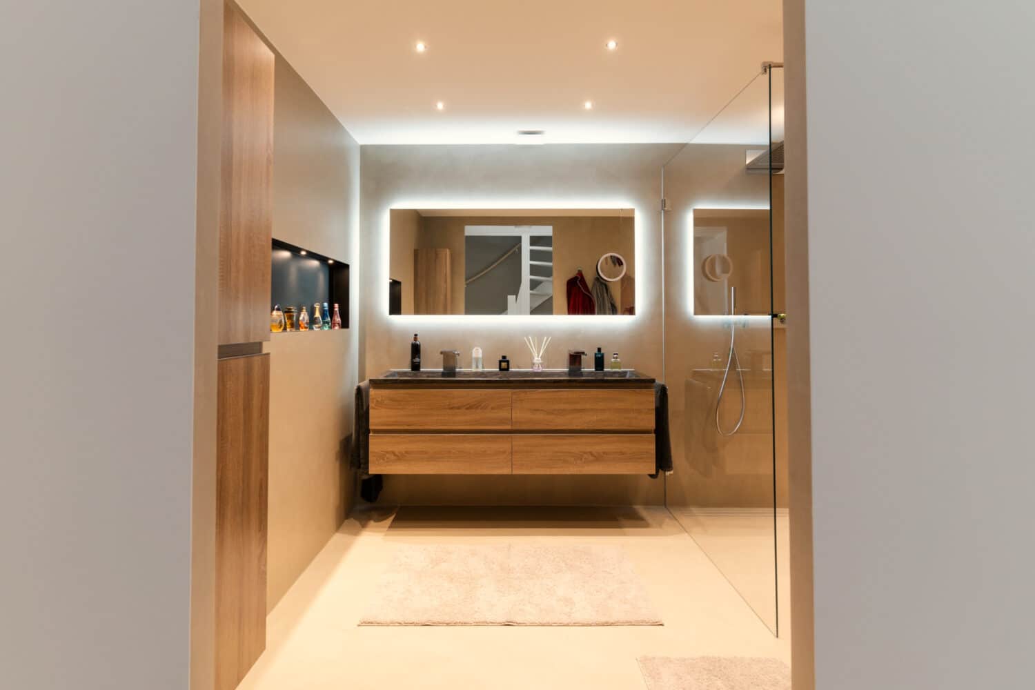 Badkamer spiegel met strijklicht op grijs beton cire
