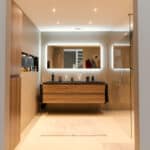 Badkamer spiegel met strijklicht op grijs beton cire