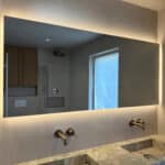 Miroir salle de bain de 160 cm sur mur enduit gris