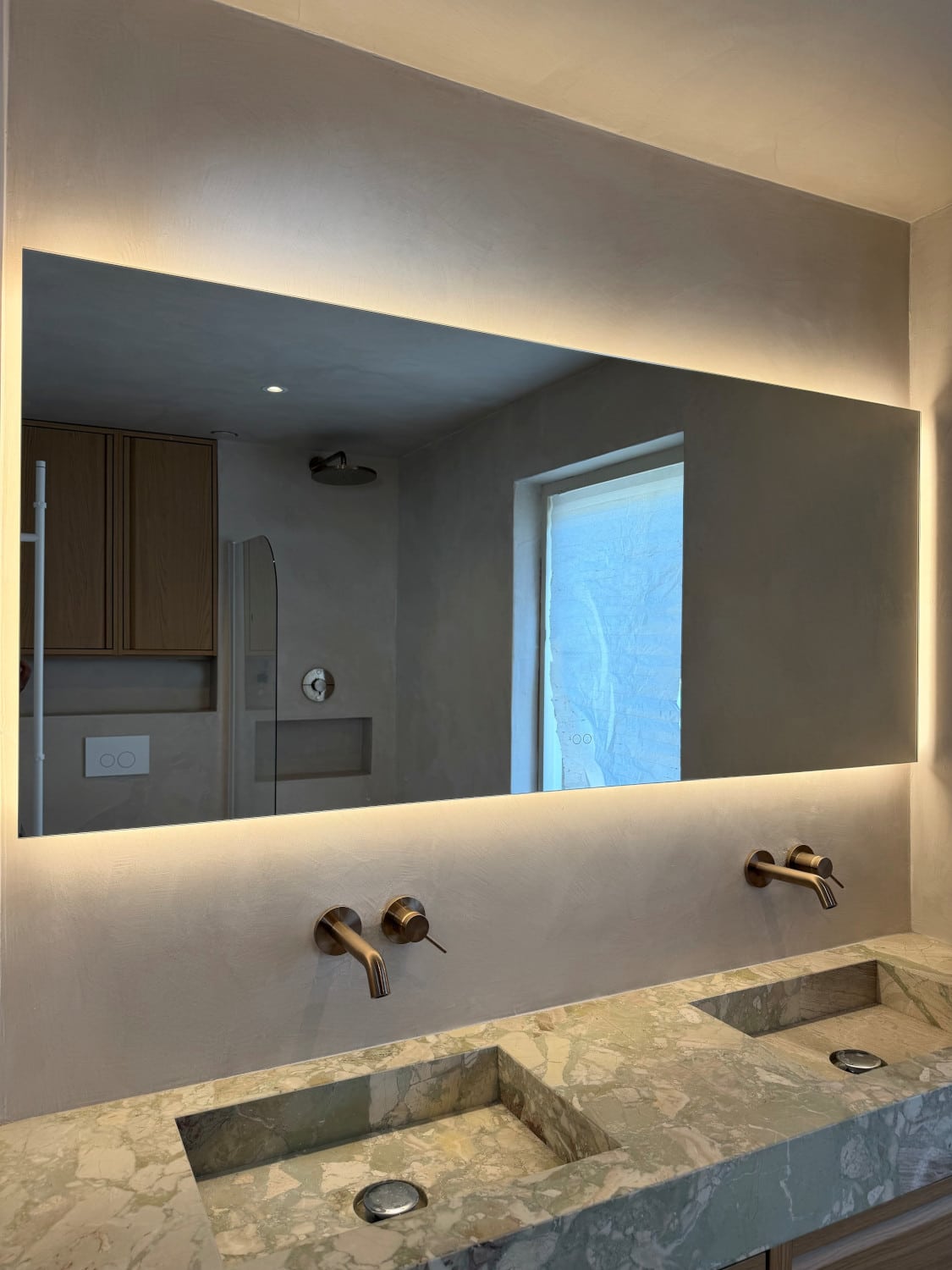 Miroir salle de bain de 160 cm sur mur enduit gris