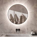 Stijlvolle ronde badkamerspiegel waarbij de verlichting vanachter de spiegel rondom over de wand schijnt
